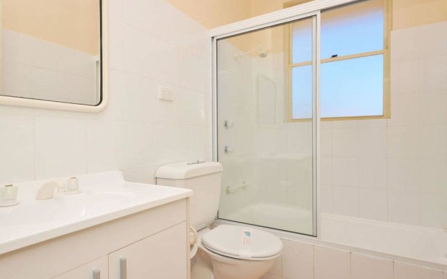 Toowoon Beach View 3br Villa 4 just steps to beach with views – Bathroom – Toowoon Bay