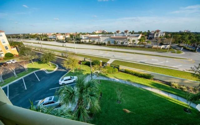New Vista Cay Lyrica Near Pool Minutes to All Parks and Convention Center