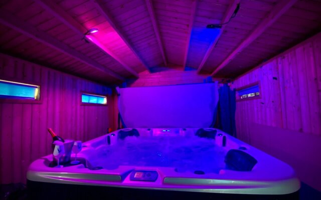 Beautiful 2 Bed Hot TuB Suite in Lytham St Annes