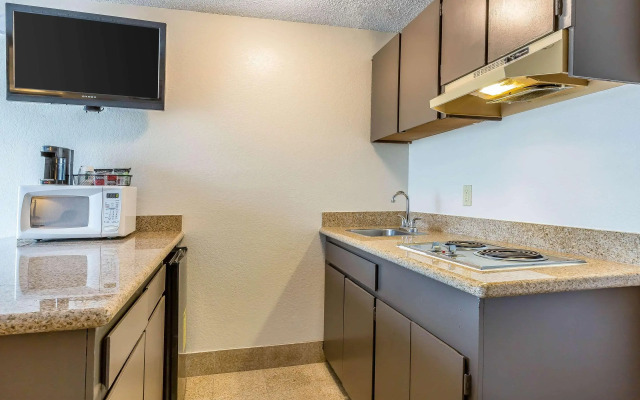 Quality Inn & Suites Bakersfield