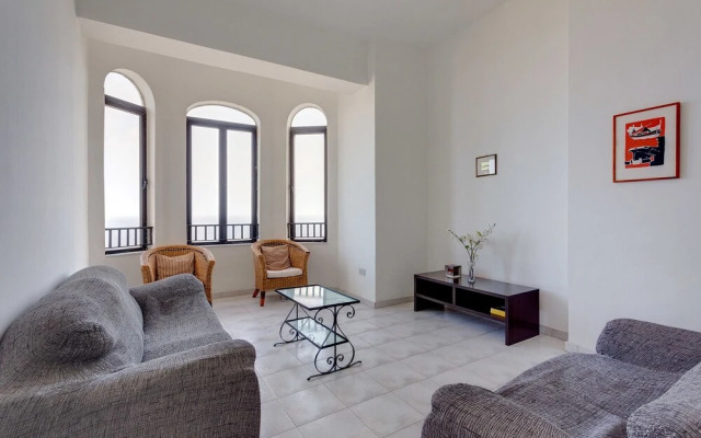 Spacious Seafront Apartment With Stunning Views