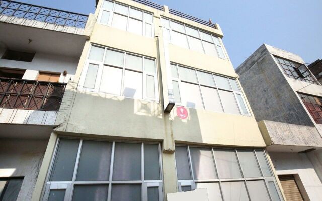 OYO 10463 Hotel Paras