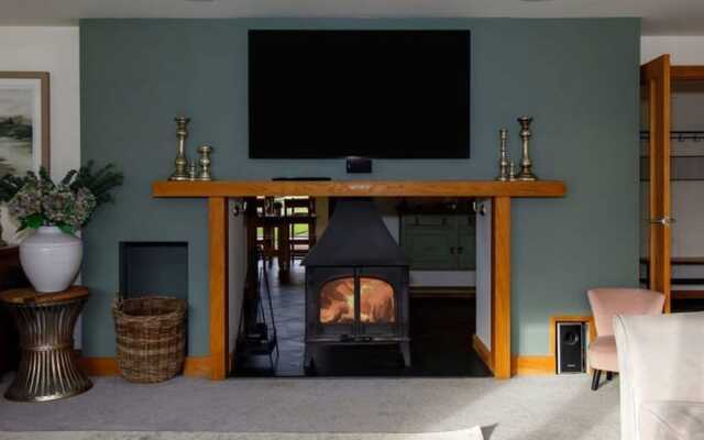 Serene Riverside 6BR Luxury Retreat in Curdridge