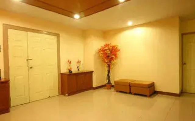 Omni Suites Apartment Hotel.
