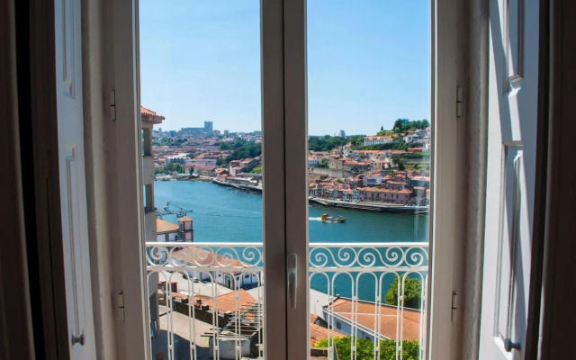 Amazing Riverside Balcony 2Br Apartment