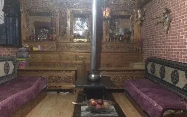 Wangs Courtyard Guesthouse(香格里拉望月悠庭民宿)