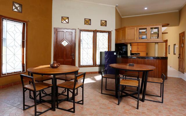 OYO 1072 Kampung Condro Wulan Guesthouse