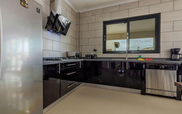 NEW 6BR Villa w Pool Across Street Palmbeach