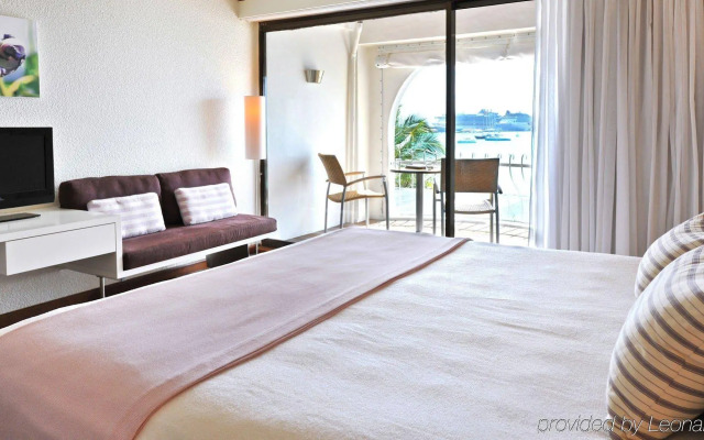 Holland House Beach Hotel