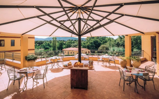 Hotel with swimming pool in Arbus