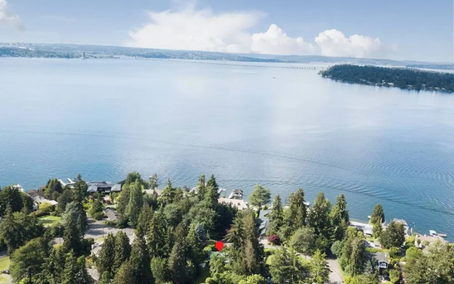 Private park in a cozy home next to I-90 huge yard