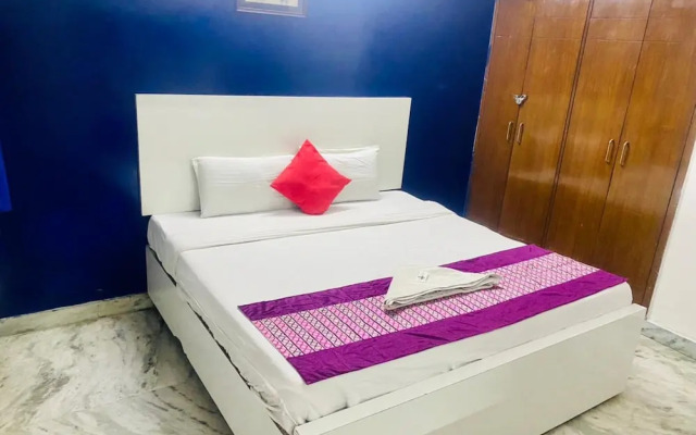 Goroomgo White Elephant Inn Noida