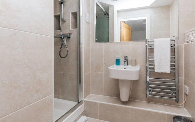 Central Modern Flat Sleeps 6 - Dedicated Parking - From 125 Per Night