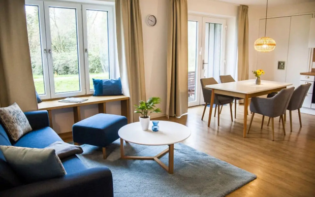 Large Haussee Modern Retreat