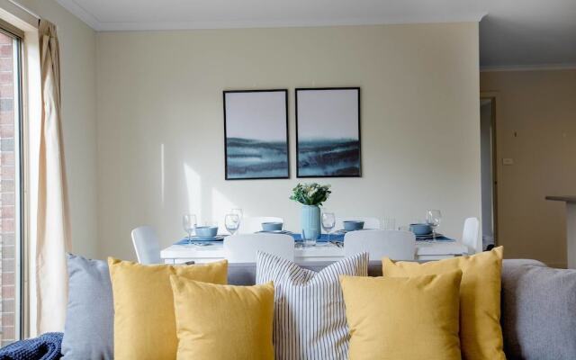 Spacious Lovely Home In Point Cook