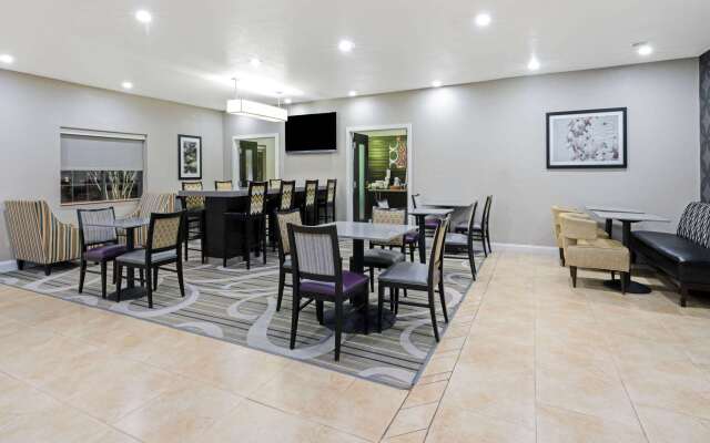 La Quinta Inn & Suites by Wyndham Ada