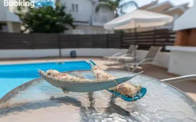 Sun & Sand Private Villa with on demand heated pool