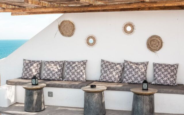Almyra Oia Suites