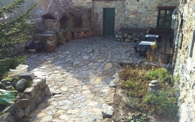 Albergue de Piedrafita, Bosque del Betato