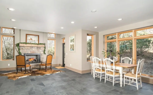 2 Mi to Beech Mtn Resort! 8,000-sq-ft Luxe Escape