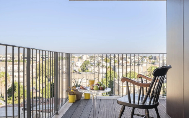 New Boutique Apt With Balcony And City View