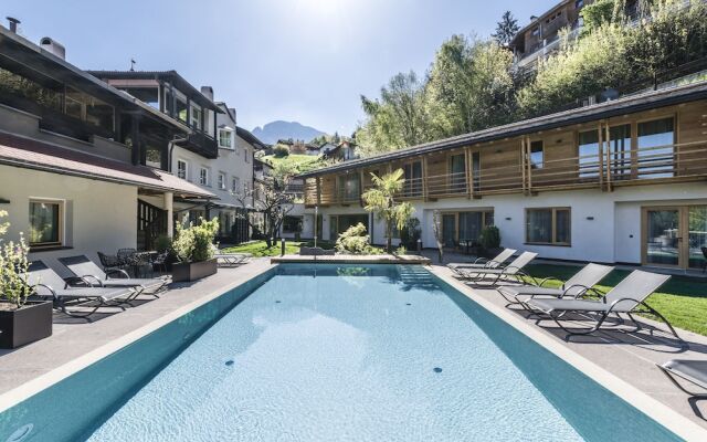 Presulis Hideaway Apartments & Restaurant