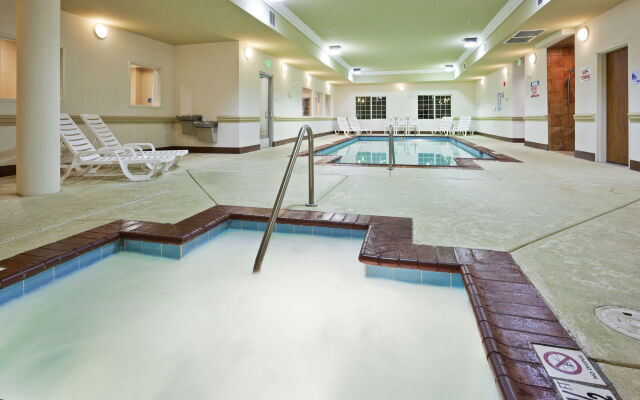 Holiday Inn Express & Suites Klamath Falls Central by IHG
