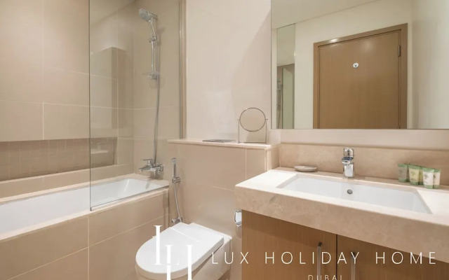 LUX 52 42 Deluxe Marina View Suite 3