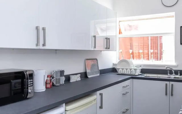 Cosy Home Near Station, Parking, Netflix, Sleeps 5
