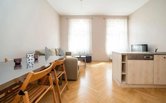 Cozy and sunny apartment in uptown