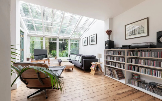 Englefield Road by Onefinestay