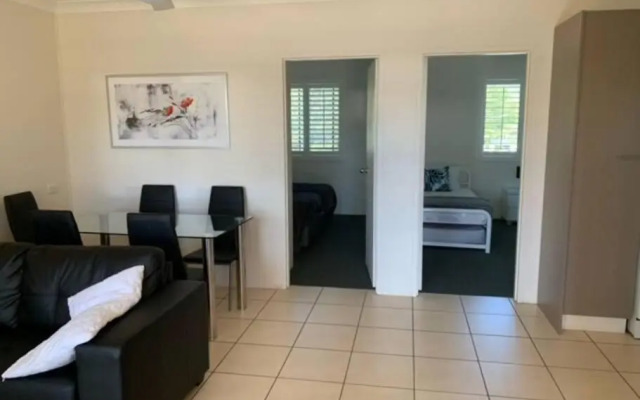 Sunny, 2-bedroom apartment with pool, 200m from Caseys beach