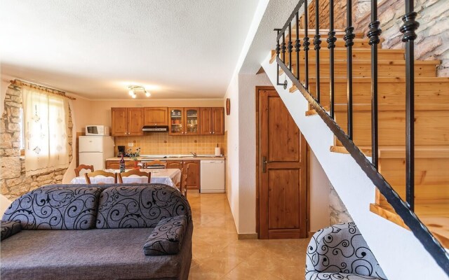 Beautiful Home in Divsici With Wifi and 2 Bedrooms