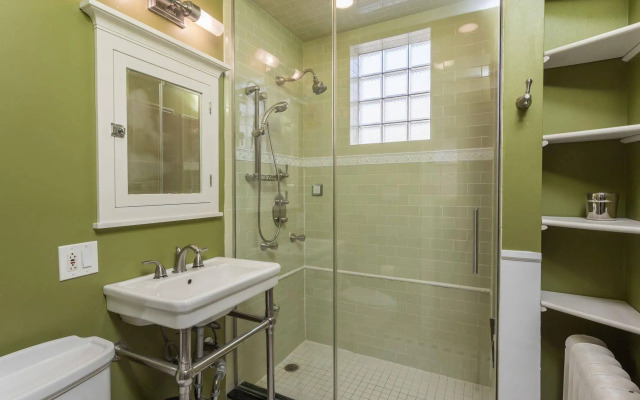 Chicago Guest House on Newport Avenue