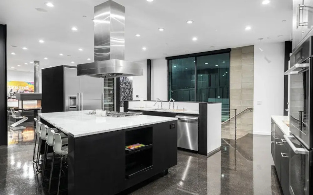 Glass Mansion - Chic Glass Villa in LA Hills With Views, Style & Serenity