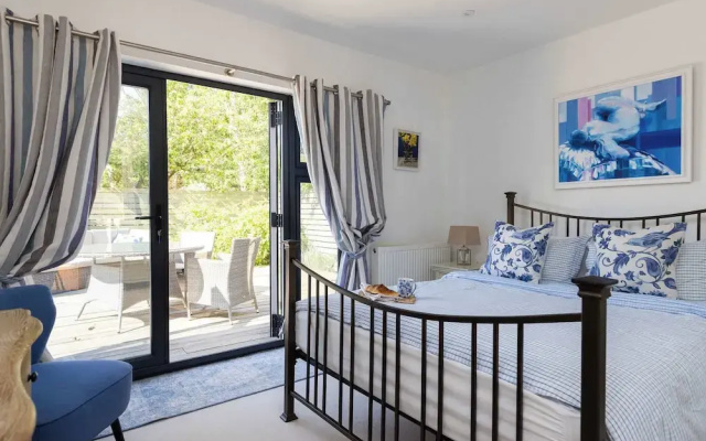 Spacious Coastal Retreat for 10 in West Wittering