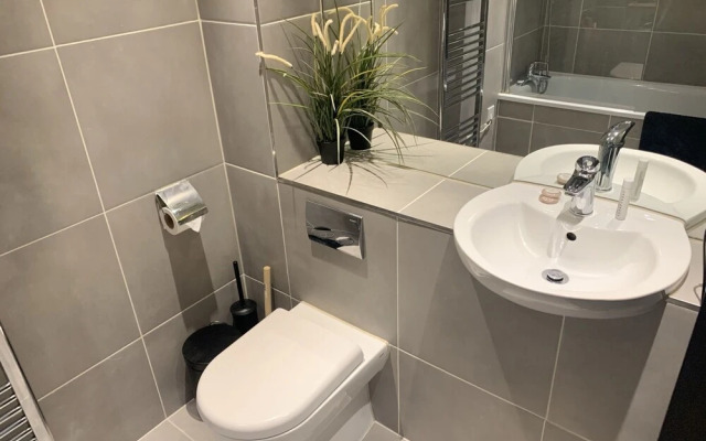 Stunning 2-bed Apt & Balcony in Notting Hill