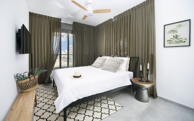 Vibrant Achziv Apartment