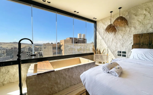 The 2 BDR Pyramids Vista w/ Bathtub