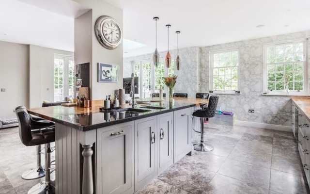 Captivating 5-bed House in Woking