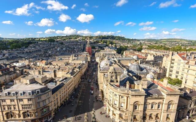 Bright 1 Bedroom Apartment With Views in Bath