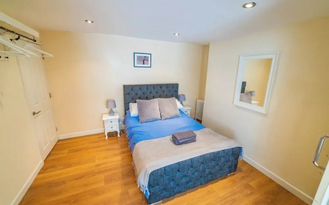 Modern Bright Garden Flat With Patio