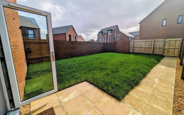 Charming 4-bed House in Newport