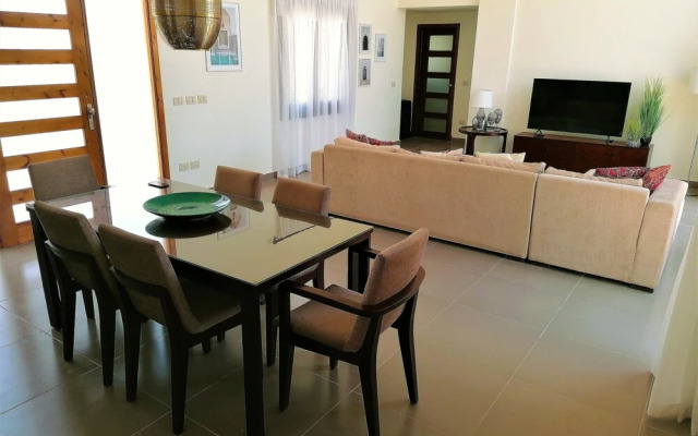 B@103 Luxury Villa with a Heated swimming pool in Soma Bay.