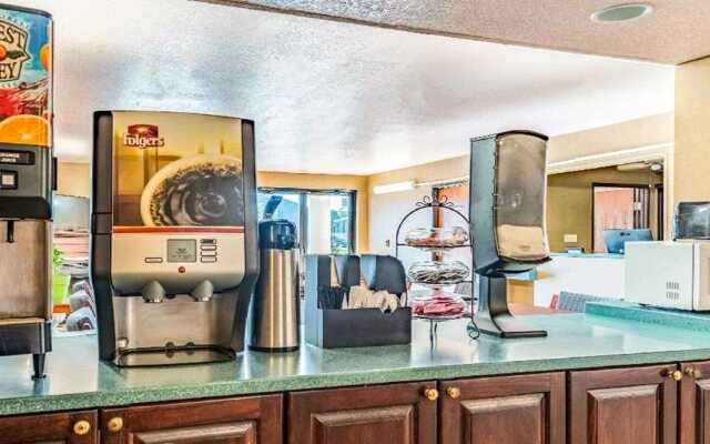 Econo Lodge Inn & Suites