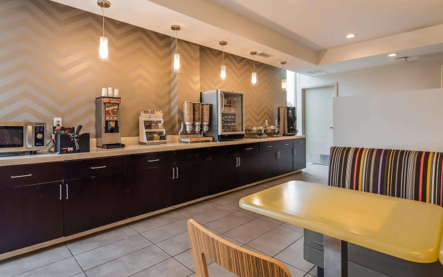 La Quinta Inn & Suites by Wyndham Tulsa Downtown/Route 66