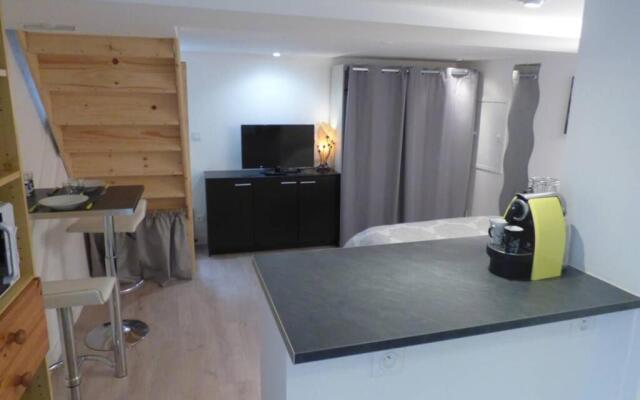 Studio Neuf avec courette privative