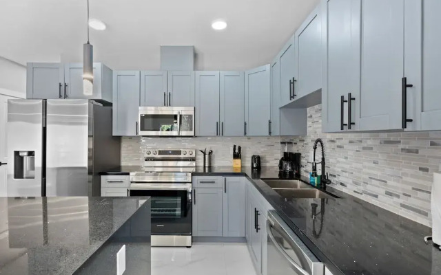 Modern 4-BR House with Free Parking
