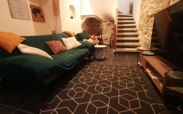 Beautiful Holiday Home With Fireplace