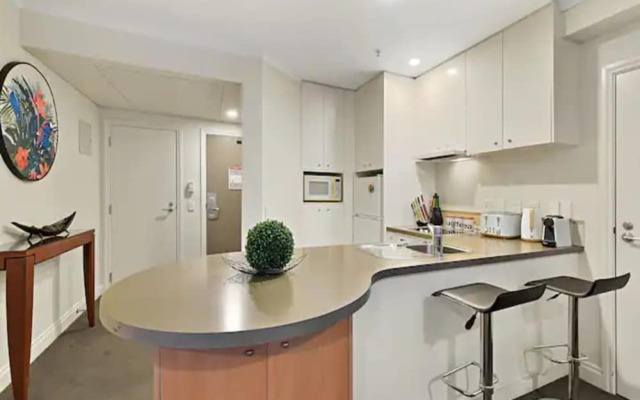 Spacious Retreat On Queen Street With Gym And Pool